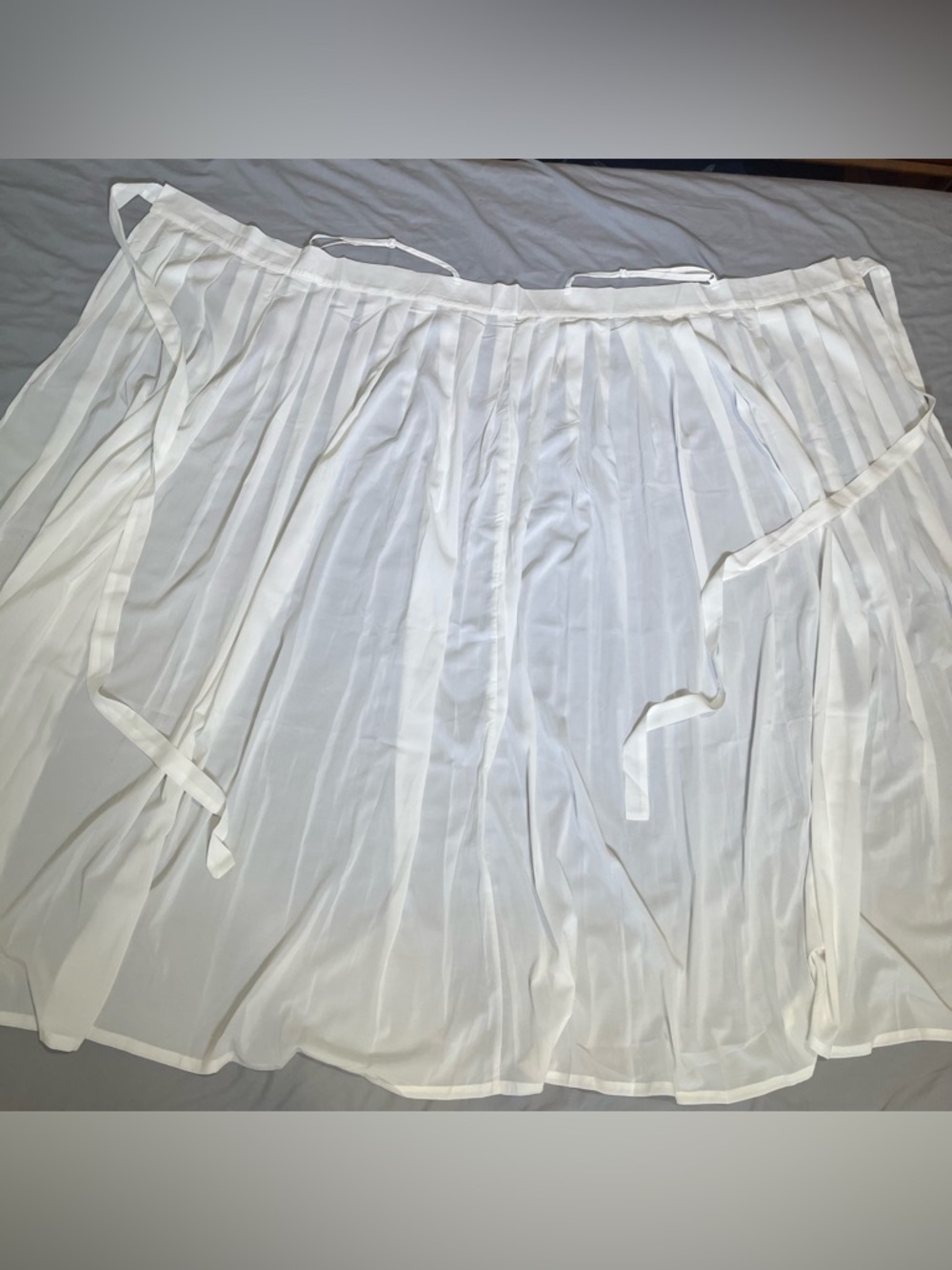 White qixiong petticoat with adjustable shoulder straps